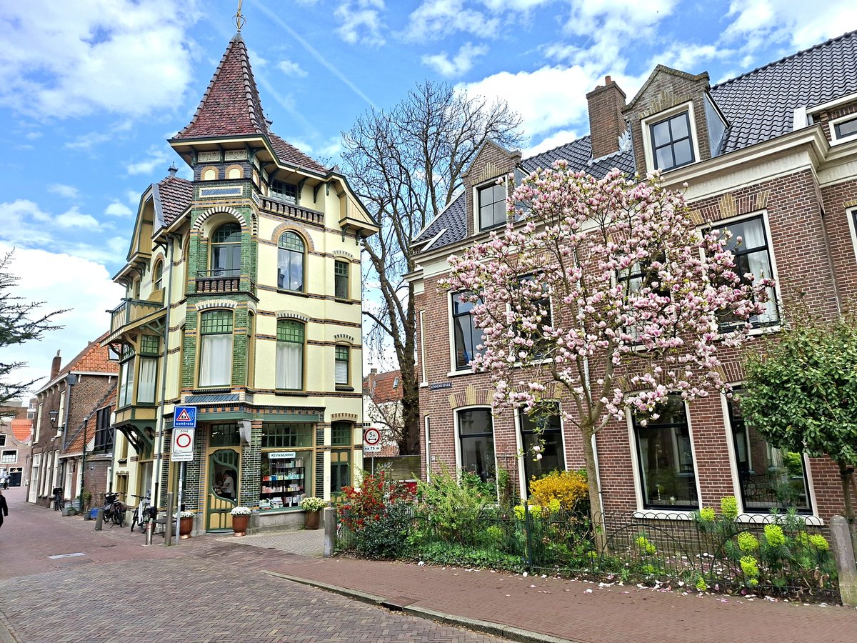 mark_mijdus's tweet image. Alkmaar staat vol met leuke architectuur. Hier weer zo'n origineel hoekpand.❤️ #MooiNederland #lente