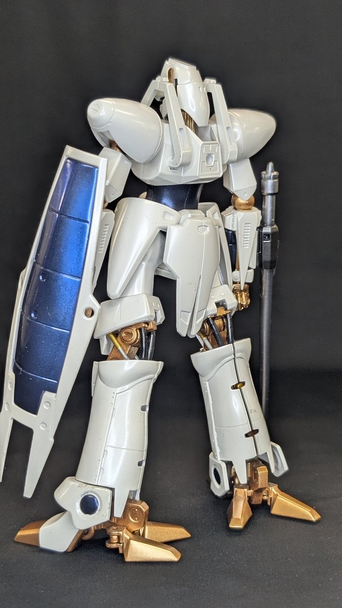 HGエルガイム、塗装プランを考えるのに５年前に作ったのを引っ張りだしてみたんだけど…、
ん❓
思ってたより悪い塗装でもない…❓(笑)
これはガラッと違うアプローチの塗装をしないと意味がないな…(笑)
でもバインダーの位置は低いし、首も埋もれ気味、肘もロール軸を足したいかなー。
#エルガイム
