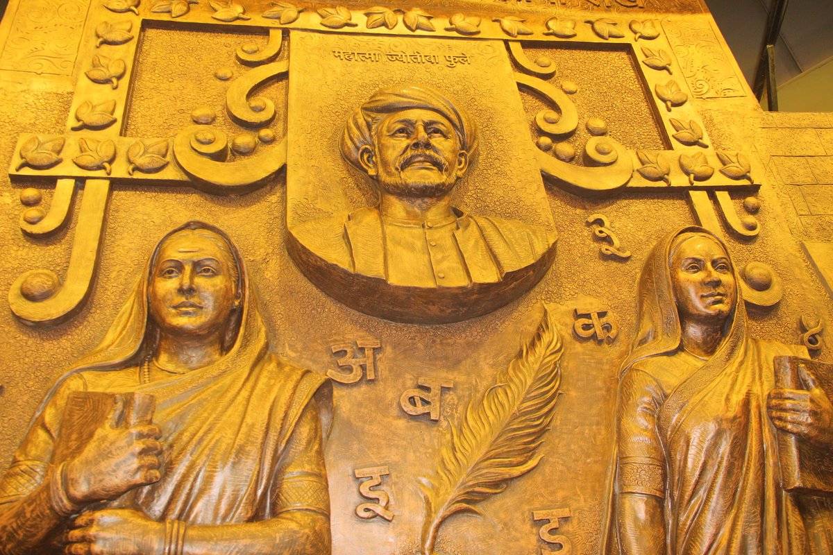 abuasimazmi's tweet image. मानखुर्द शिवाजी नगर (गोवंडी) के इंडियन ऑयल नगर जंक्शन पर मेरे आमदार निधि के माध्यम से बनाया गया महात्मा ज्योतिराव फुले, सावित्रीबाई फुले जी, फातिमा शेख जी और उस्मान शेख जी  का यह भव्य म्यूरल केवल एक कला नहीं, बल्कि उनके विचारों, संघर्ष और बलिदान की ज़िंदा मिसाल है। इन महान लोगों