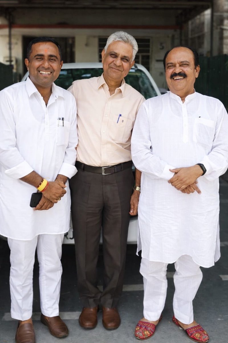 OPGargJSM's tweet photo. मेरे आदर्श, प्रेरणास्रोत एवं सम्माननीय रुपाराम धनदेव जी (पूर्व विधायक, जैसलमेर) को जन्मदिवस की हार्दिक बधाई एवं शुभकामनाएं। 🙏
1008 सदाराम जी महाराज का आपके ऊपर आशीर्वाद बना रहे 
💐 जन्मदिवस की पुनः हार्दिक शुभकामनाएं 💐 https://t.co/qLnltJtYA3
