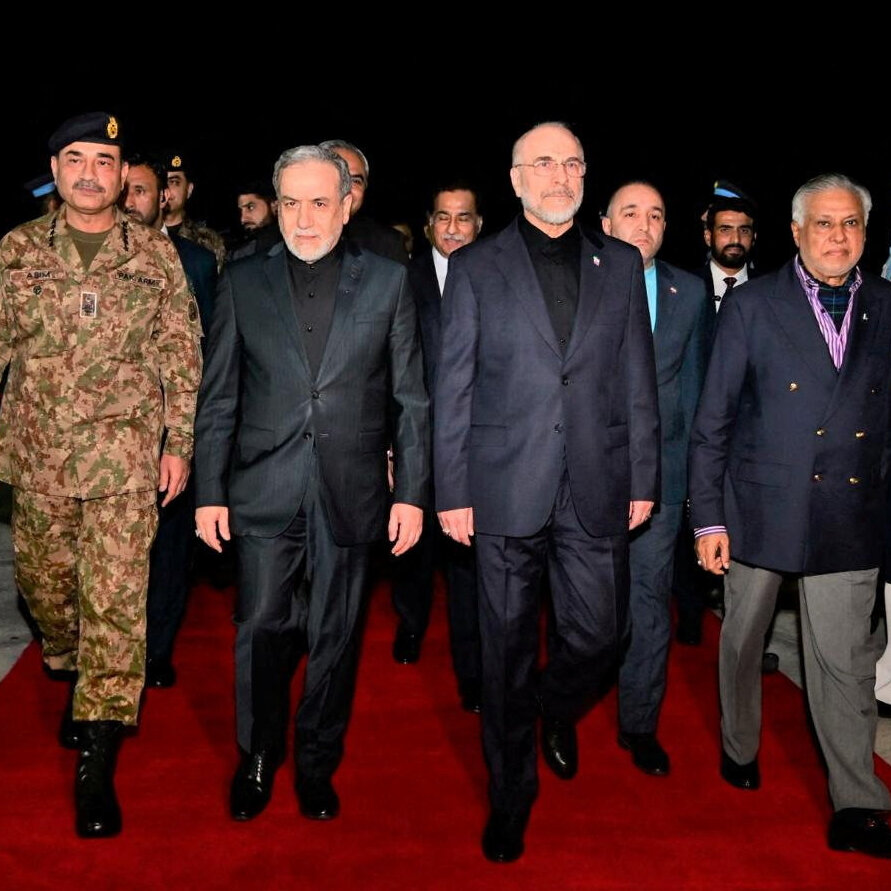 cashmeretimes's tweet photo. 🚨 Pakistan’s Asim Munir Wears Military Uniform for Iranian Delegation, Civilian Suit for American One

Follow @cashmeretimes https://t.co/K2BpfKe97m