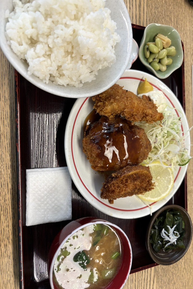 ldh_scream's tweet image. [📖] #スクオフ
𝗙𝗥𝗢𝗠  #SHUNNOSUKE

こんにちは！今回はSHUNNOSUKEのメンバー投稿です😁

今日は朝起きたらすごく暑くて、気温が26度まで上がると聞いてびっくりしました‼️🥵
中目黒の桜もほとんど緑になってしまって、季節の切り替わりを感じますね！

お昼はよく行く定食屋さんに行きました！