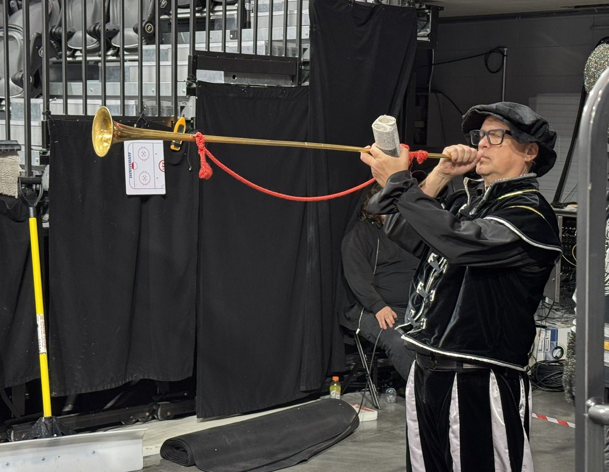 ProHockey_WEST's tweet image. Our own @ITHSWScott and @ITHSWSteven were in @LeesFamilyForum to see an @TheAHL @HSKnights defeat @sjbarracuda 9-6! It’s been awhile since Scott was in Henderson so we showed him  a few of his favorite sights and sounds! #BestGoalSong #TownCrier #Lucky #Winning