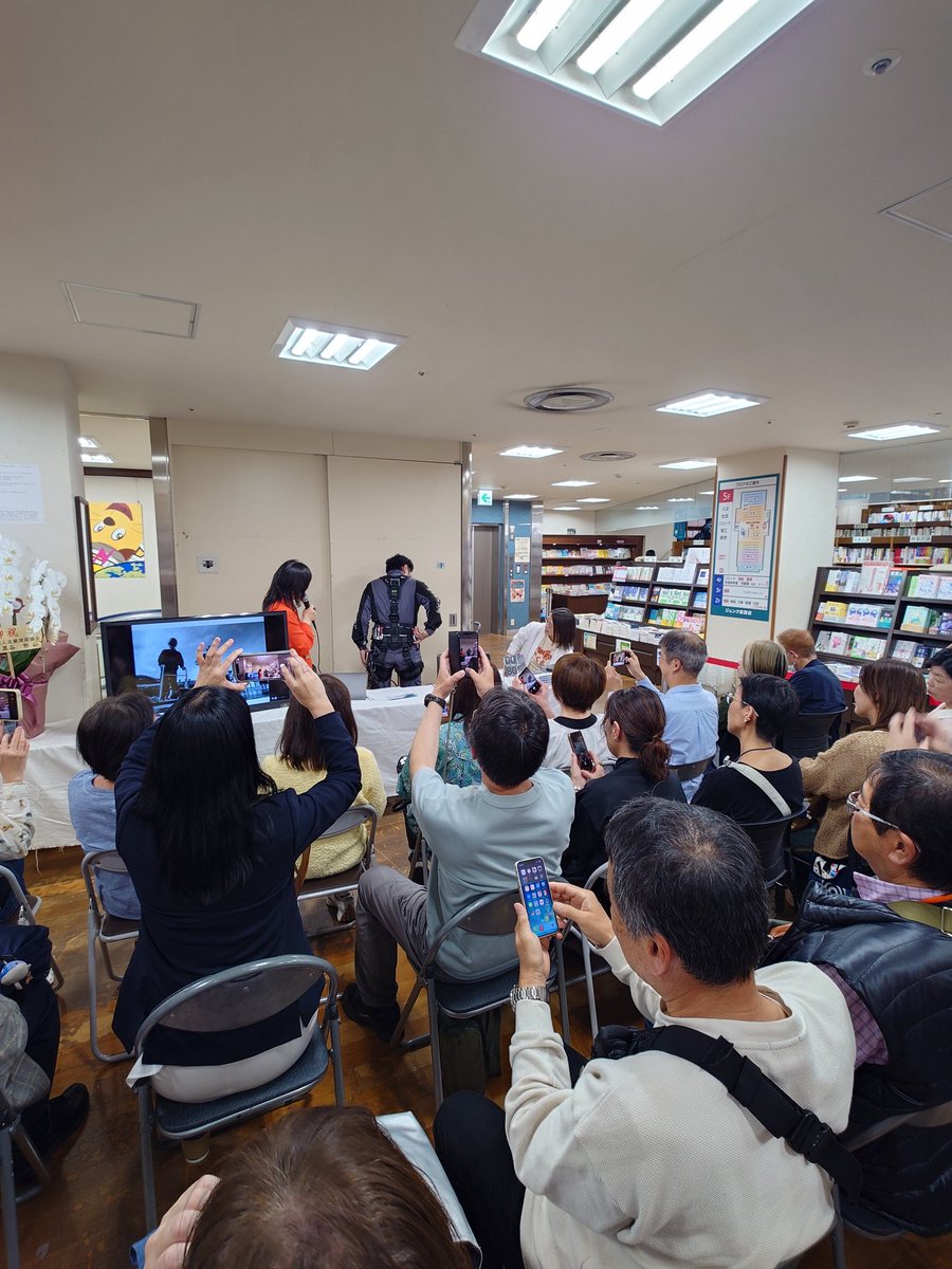 山崎エリナさんの『土木－100年後の日本を支える「人の力」』トークイベント。神戸のジュンク堂で、ハーネスつけてる"お兄さん"をみんなで撮影📸。なんともシュール。レールのアゴ💗聞いたことない単語いっぱい聞けた。