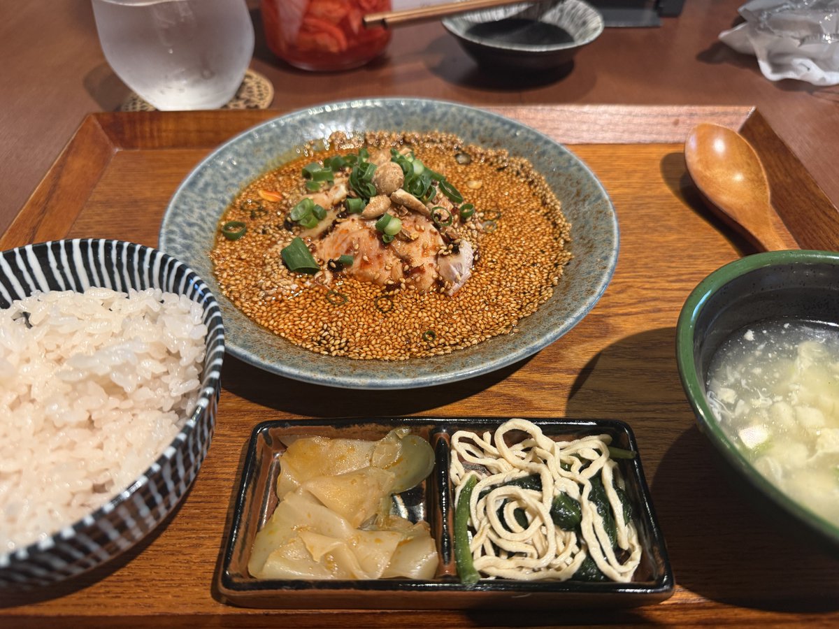 Volt71's tweet photo. 🇯🇵 Ce que personne ne te dit sur la nourriture au Japon 👀

Ce n’est pas que du sushi et des ramens.
À Tokyo, tu manges souvent du coréen, du chinois ou du thaï meilleur que dans leur pays d’origine ! Quand tu voyages au Japon, c’est peut-être contre-intuitif, mais ne pas se limiter à la cuisine japonaise peut être une bonne idée.

Tokyo et les grandes villes sont vraiment le centre ultime de la cuisine asiatique.

Vous étiez au courant ou vous êtes tombé dans le mythe « 100 % japonais » ? 🍜🥢

#Tokyo #CuisineAsiatique #VieAuJapon