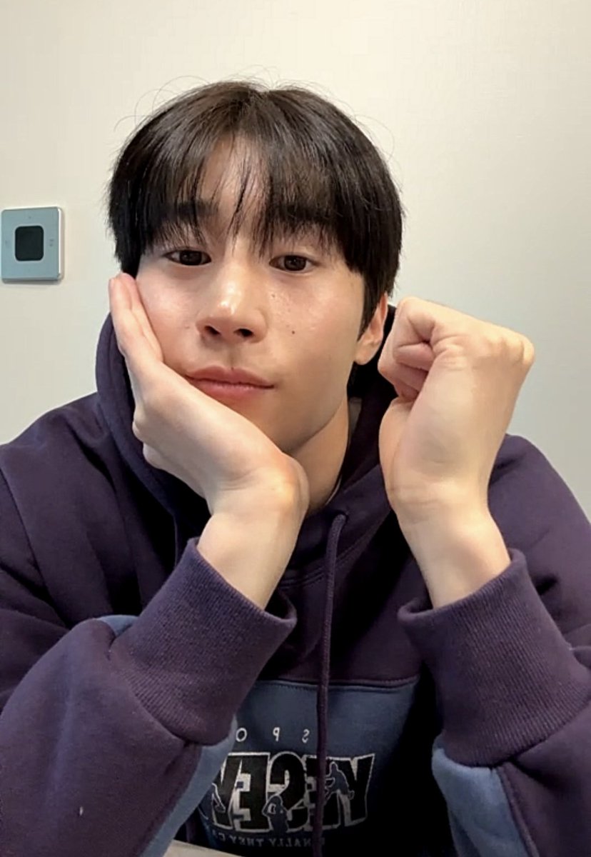 귀여워서 계속 놀리고 싶음🥹
승우야 좋은 주말 잘 보내~ 빵도 맛있게 머거
마니마니 머거~~ 

빵도 먹구 저녁도 또 먹구 아스날경기까지 잘 챙겨보고 잠을 푸욱 자💆🏻‍♂️