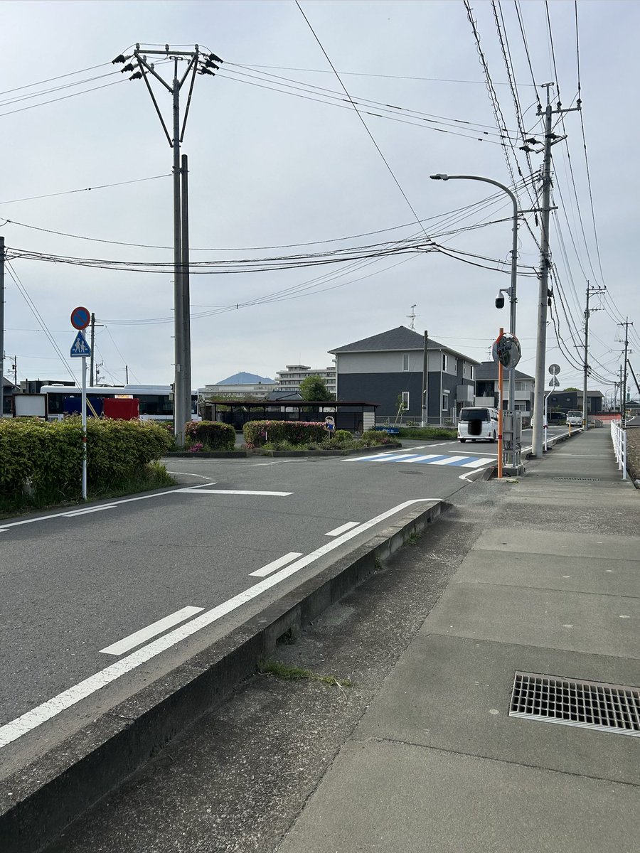 chlorobule0548's tweet image. 14時頃には熊本市に戻って来たけど、流石に終わるのは物足りないと思ったので、熊バスの新車を回収

イオン熊本から2603を回収後には、移動して2602を。「あれ？御幸木部って開店地あったっけ？」と思うほどクッッッソ久しぶりに御幸木部に来た。十数年ぶりじゃないかな。記憶より狭かった