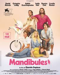 merlinpapin3's tweet photo. Ce soir sur @FranceTV le film #Mandibules de Quentin Dupieucx (2020) avec Grégoire Ludig David Marsais Adèle Exarchopoulos India Hair Roméo Elvis Bruno Lochet Coralie Russier Raphael Quenard
Jean-Gab et Manu, deux amis un peu bas de plafond, découvrent une mouche géante dans le coffre d'une voiture volée et se donnent pour mission de la dresser. Ils comptent bien se faire de l'argent en organisant des spectacles avec l'insecte prénommé Dominique, perpétuellement affamé et qu'ils nourrissent de pâté pour chat. A court d'argent, ils acceptent de livrer une valise pour 500 euros, à condition que personne ne demande ce qu'elle contient. Ils rencontrent Agnès, atteinte d'un "problème vocal" : elle crie au lieu de parler et se promène de temps en temps avec des crottes de chien dans la poche...
@FredOL69007
❤️si vous aimez