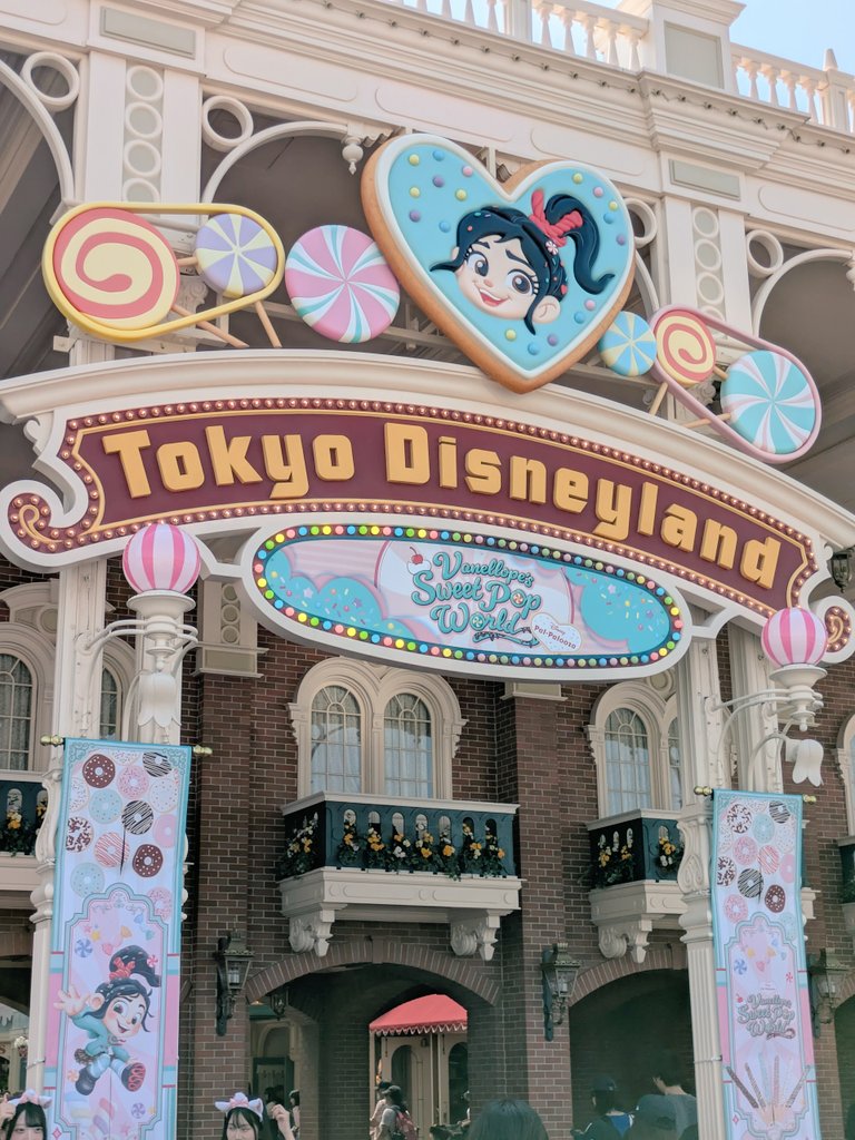 ORS_Adachi's tweet photo. ディズニーランド！！
こっちも楽しい！！
晴れ！！
快晴！！
暑い！！！！ https://t.co/bgHT8dhhSJ