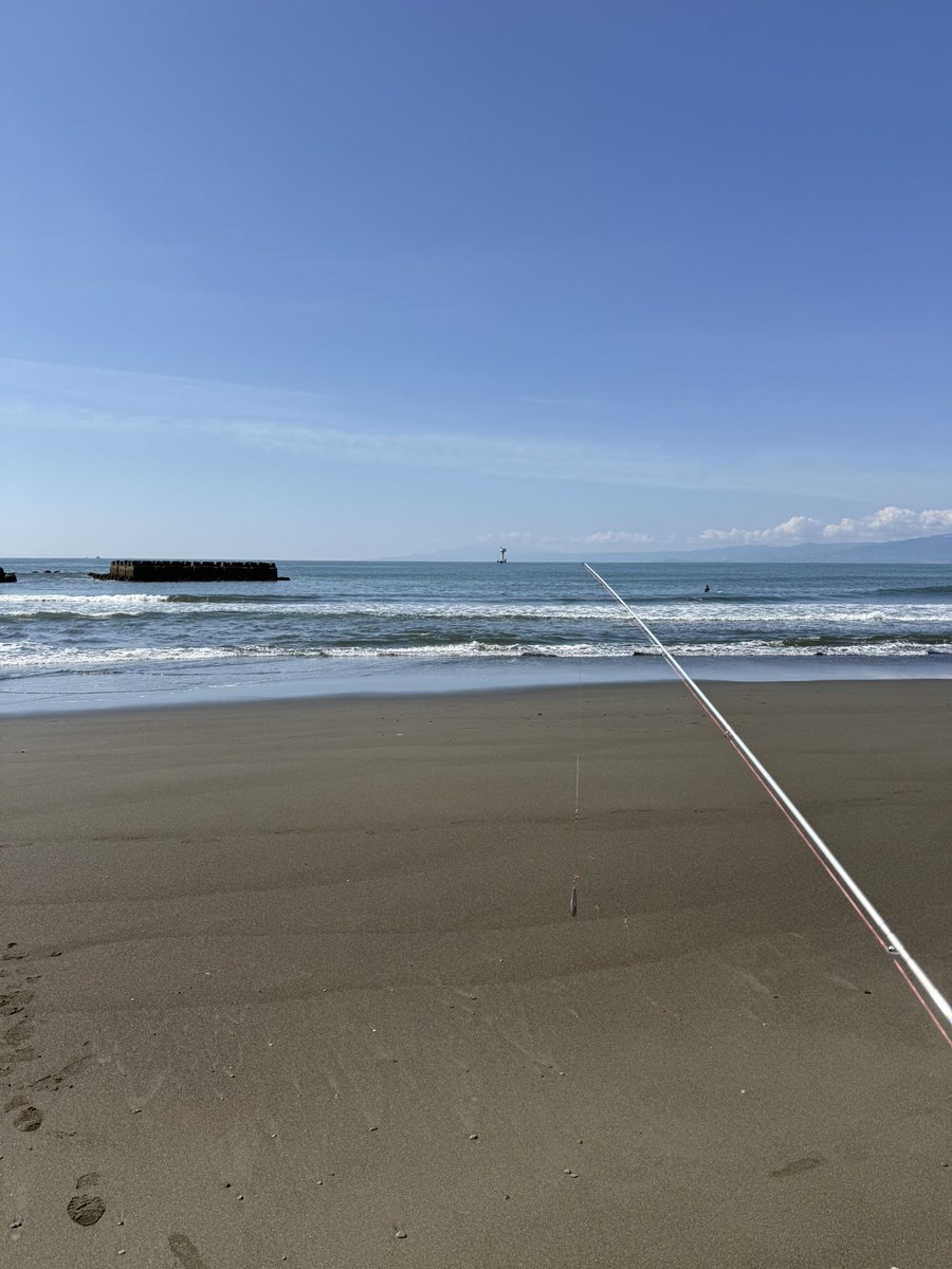 SEISYOFISHING3's tweet photo. 先週、あげ忘れた釣行…いつものサーフに、ゆっくり参戦。気温が高くなったからなのか？釣り人が見えないサーファー🏄が多く辟易😭。初心者サーファーだから、混雑してるところで海に入れないのはわかるけど…先にきてる釣り人の目の前で海に入るのはなんでなんだろうと思います。釣果も厳しいし😰 https://t.co/DwvTfH9NAg