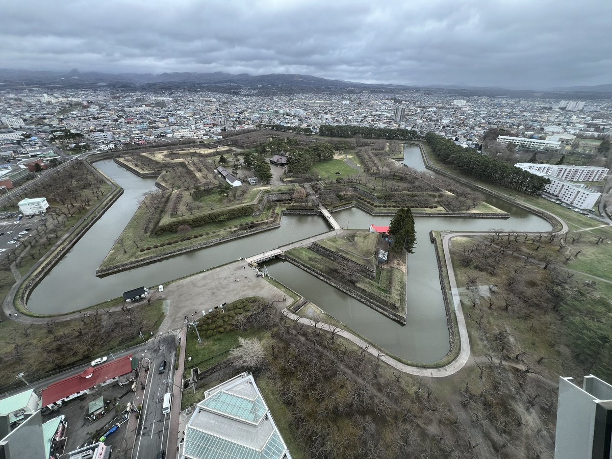 bigcryo's tweet photo. 今日は初の函館！
残念ながら雨模様の五稜郭☔️ゴールデンウィーク頃には桜満開で綺麗なんやろなー🌸 https://t.co/48NVi30z0j