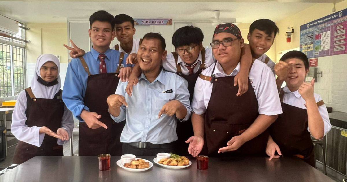 #seremban Sejak 16 tahun lalu, kebanyakan masa lelaki ini dihabiskan bersama anak istimewa seiring dengan tugasnya sebagai guru di sebuah sekolah menengah aliran Program Pendidikan Khas Integrasi (PPKI), di sini.
 hmetro.com.my/mutakhir/2026/…
