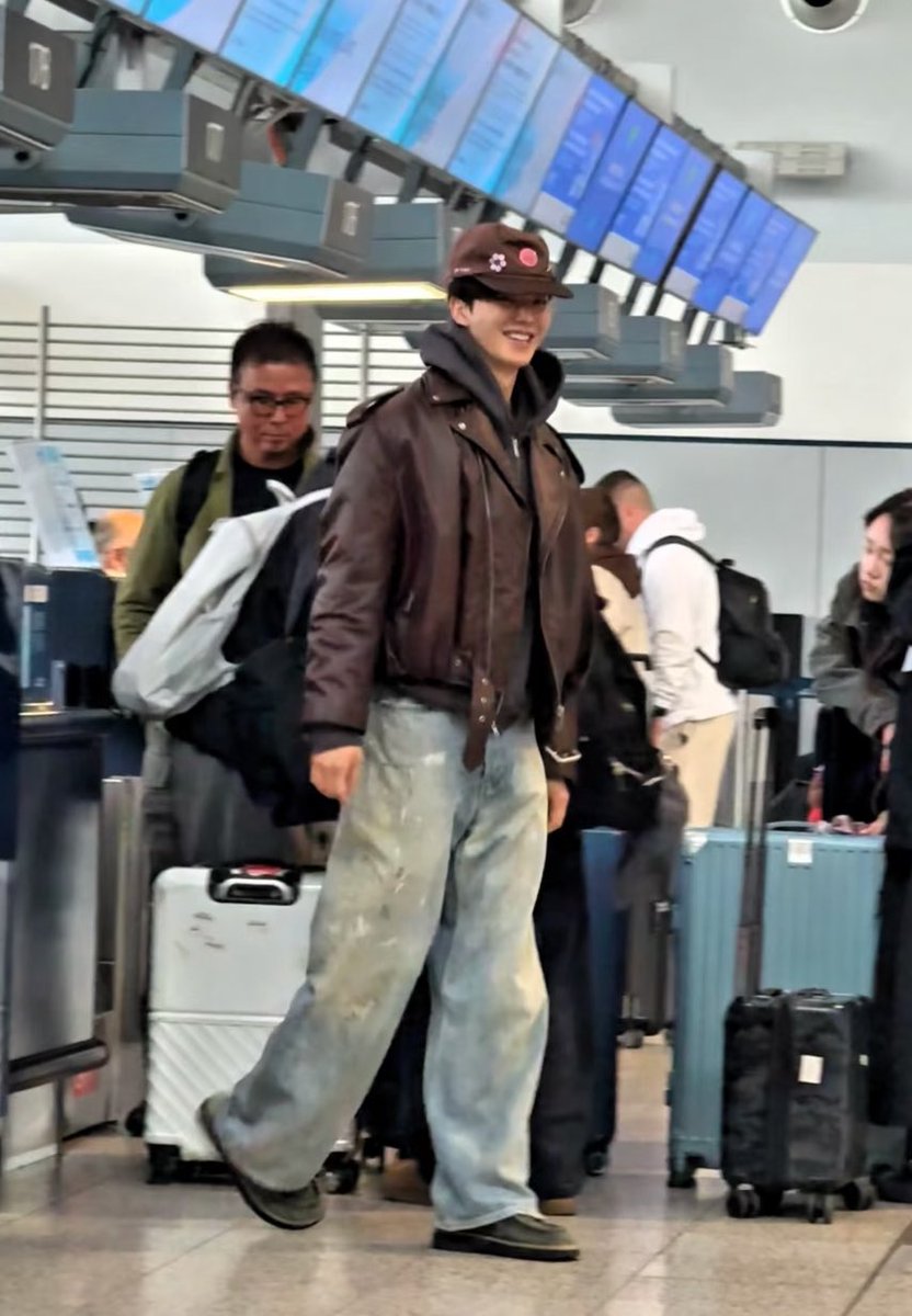 minikangie's tweet image. #SongKang is wearing Alex Zono &amp;lt;Running Is My Best Friend&amp;gt; Pin Trucker Cap in brown 🤎🌸