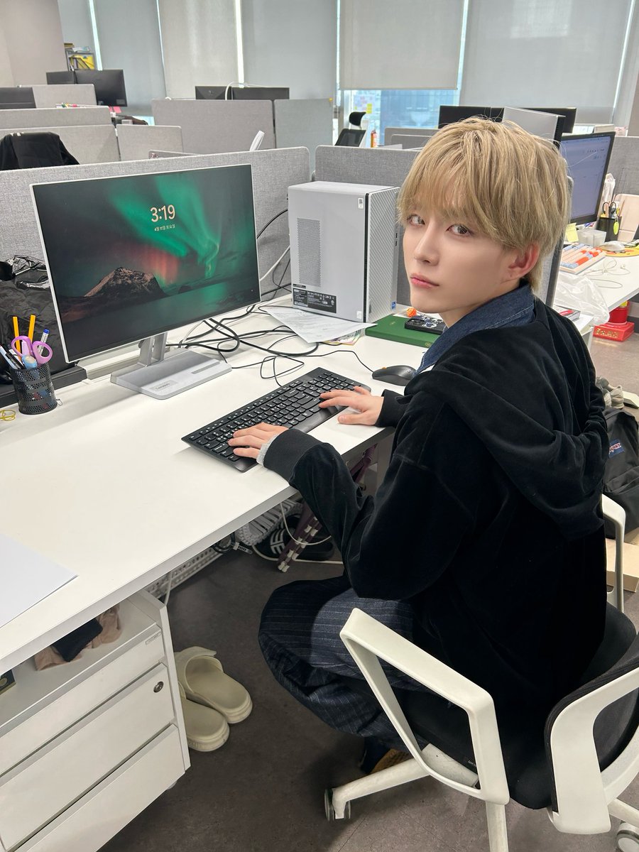 LAVIN_SOUNDS's tweet photo. 선배님! 거래처에 보낼 메일 제목에 [긴급] 써달라고 하셔서 [‼️초긴급비상핵중요‼️]라고 써서 보냈습니다! 저 잘했죠? 

#LAVIN #래빈 https://t.co/6m3rInzRhc