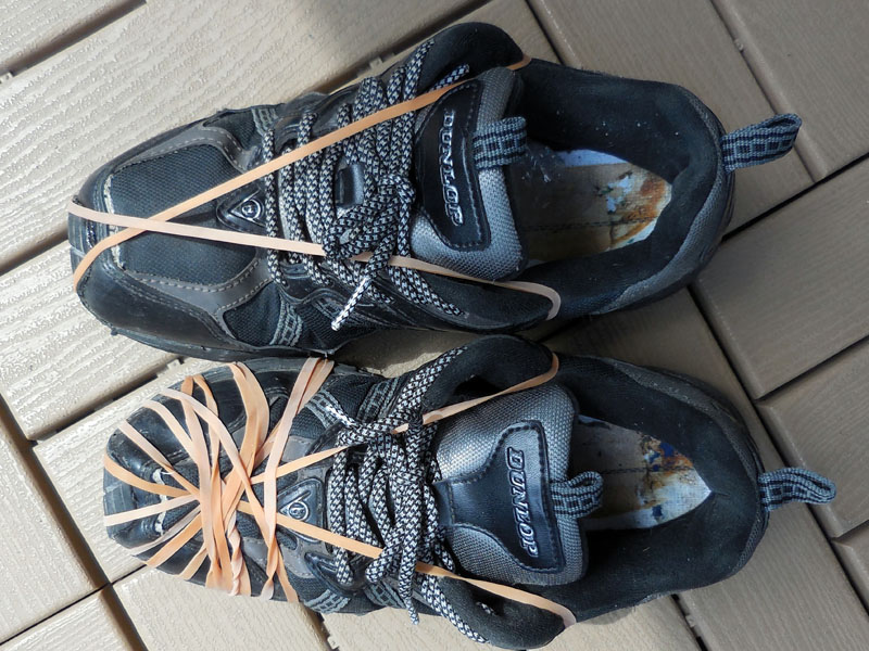 DUNLOPのウォーキングシューズ、日向に干して置いたら、つま先から靴底が剥げた
現在接着剤と輪ゴムで修理中
去年の夏、暑すぎたのか他の靴も靴底剥げたので、暑さで靴底の接着剤が緩んだのかもしれんが、DUNLOPの偽物である可能性も微妙にあり・・・
まだ靴底パターンそんな減ってないんだけどなぁ