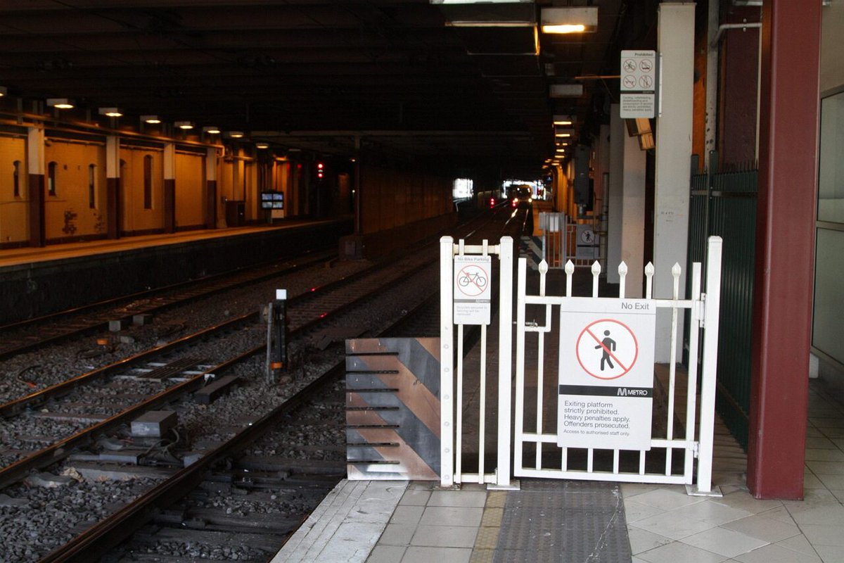 wongmsrailpics's tweet image. On this day 10 years ago, 11 April 2016: Fence preventing access beyond the end of Flinders Street platform 10. Metal fencing blocks the main walkway, while a frangible timber panel prevents anyone from walking along the platform edge, while also breakin… railgallery.wongm.com/page/on-this-d…