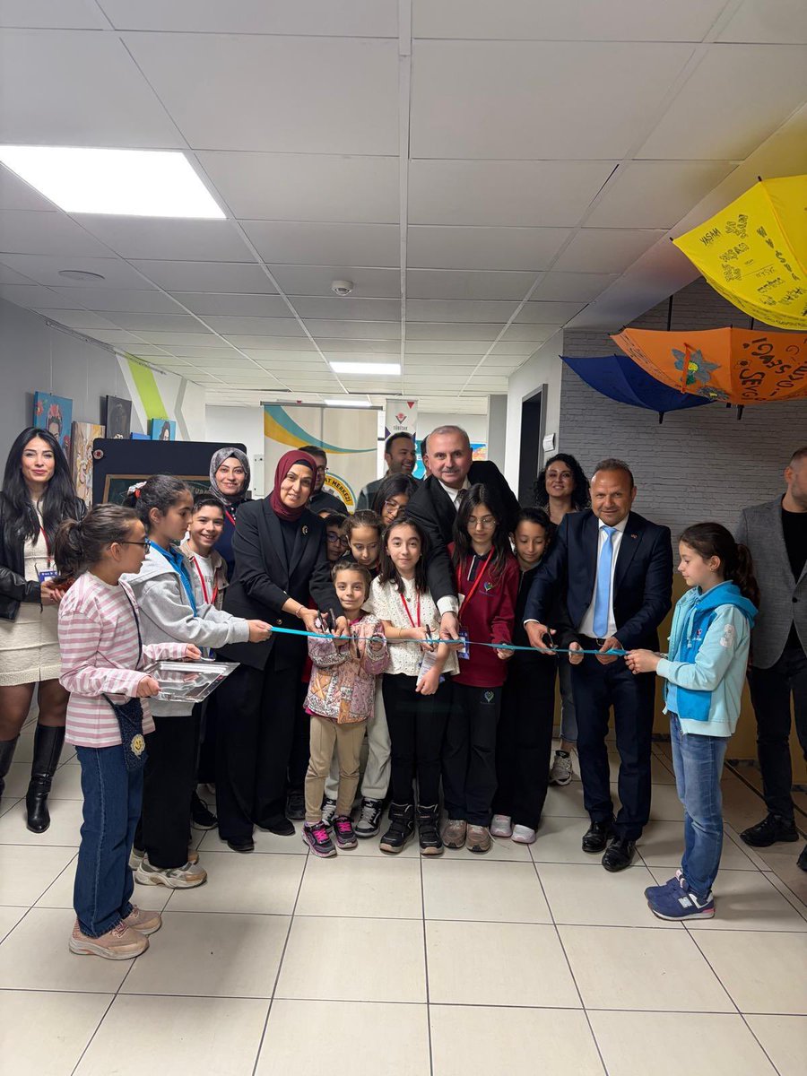 duzce_mem's tweet photo. Düzce'de faaliyet gösteren Bahçeşehir Bilim ve Sanat Merkezi (BİLSEM) tarafından TÜBİTAK destekli 4006 Bilim Fuarı düzenlendi.

Fuarın açılışı; İl Milli Eğitim Şube Müdürlerimizin katılımıyla gerçekleştirildi. Açılış kurdelesini kesen protokol üyeleri, öğrencilerin uzun süren emekler sonucu ortaya koyduğu projeleri tek tek inceleyerek bilgi aldı. 

Etkinlik boyunca öğrencilerin bilimsel meraklarını ortaya koyan projeler, öğretmenler ve ziyaretçiler tarafından takdirle karşılandı. Fuara katılan misafirler stantları gezerek öğrencilerden projeleri hakkında bilgi aldı.

@tcmeb @Yusuf__Tekin @gulsenozer9 @Tubitak