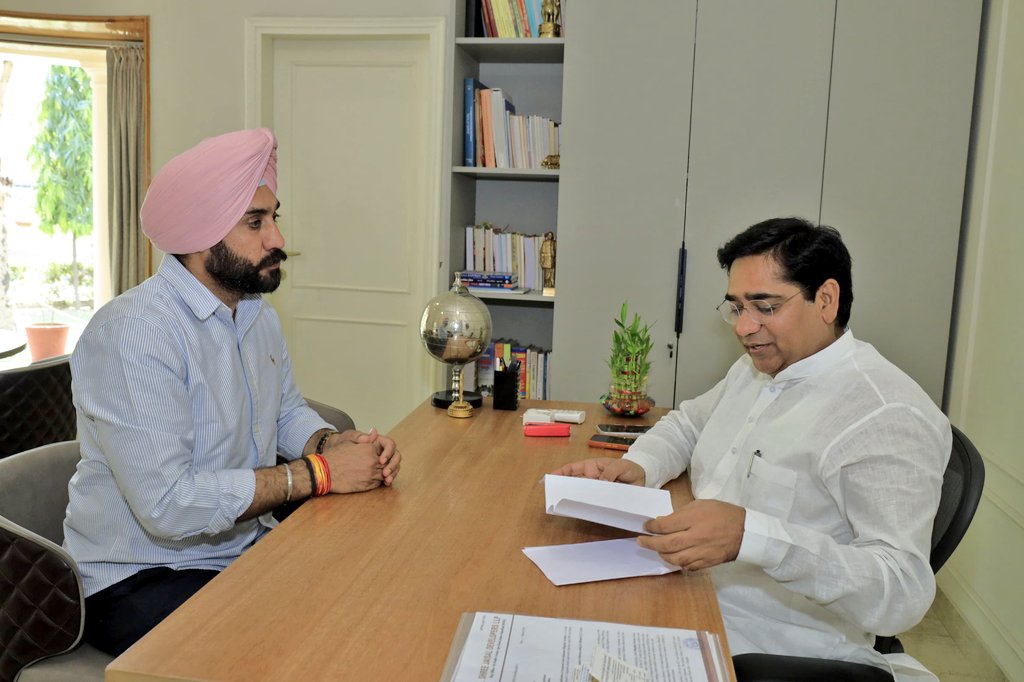 SureshRawatIN's tweet image. आज कार्यालय पर सादुलशहर विधायक श्री गुरवीर सिंह बराड़ जी सहित विभिन्न गणमान्य लोगों से मिलकर उनकी समस्याओं का निस्तारण किया। 

जनसुनवाई 📍निवास स्थान, जयपुर

#SSR #जनसुनवाई #Jaipur
@GurveerBrar