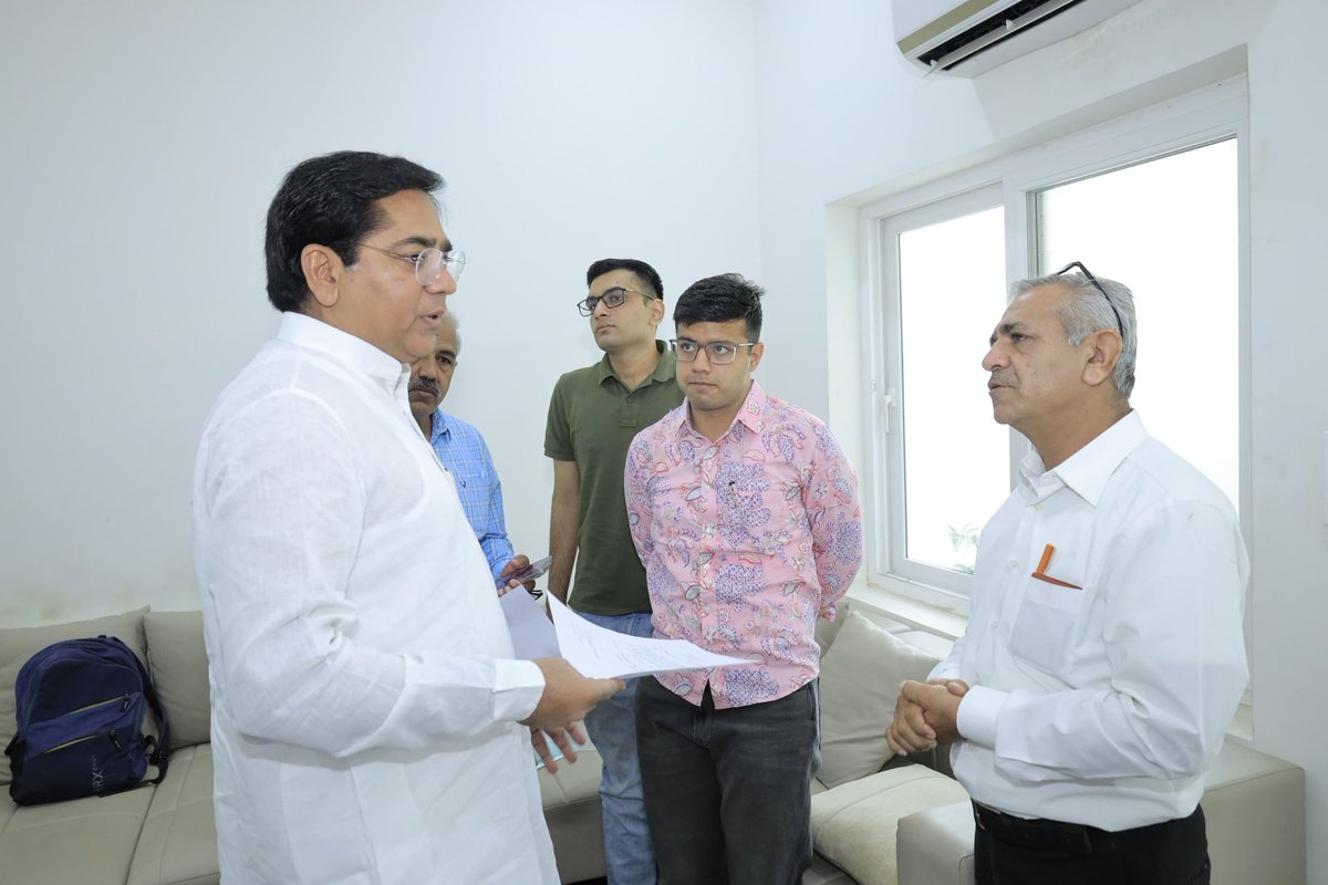 SureshRawatIN's tweet image. आज कार्यालय पर सादुलशहर विधायक श्री गुरवीर सिंह बराड़ जी सहित विभिन्न गणमान्य लोगों से मिलकर उनकी समस्याओं का निस्तारण किया। 

जनसुनवाई 📍निवास स्थान, जयपुर

#SSR #जनसुनवाई #Jaipur
@GurveerBrar