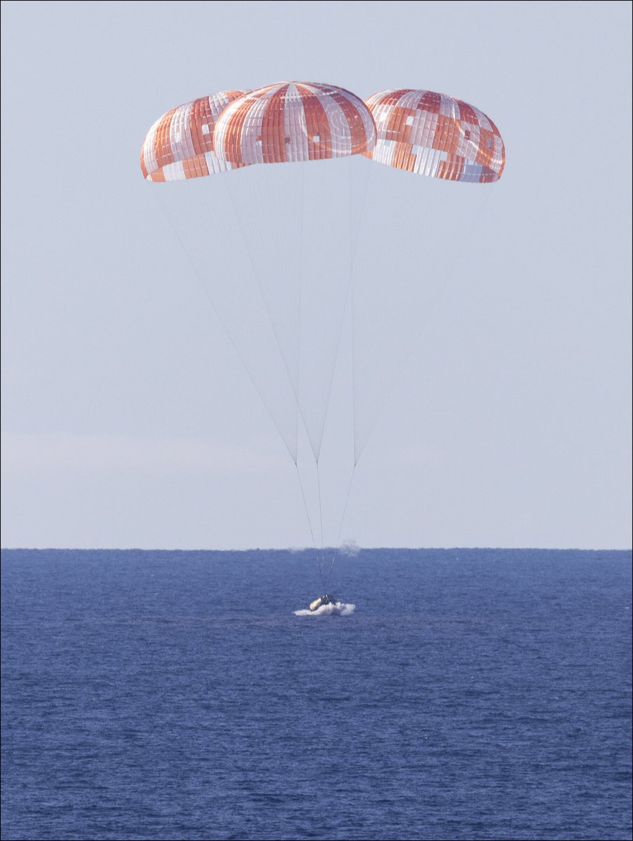FMLarousse's tweet image. Les quatre astronautes de la #NASA Reid, Victor, Christina et Jeremy sont de retour sur #Terre depuis ce matin du 11 avril. Ils ont été extraits de la capsule spatiale qui a atterri dans l'océan aux côtes de San Diego puis évacués par hélicoptère sur le porte-avions John Murtha.