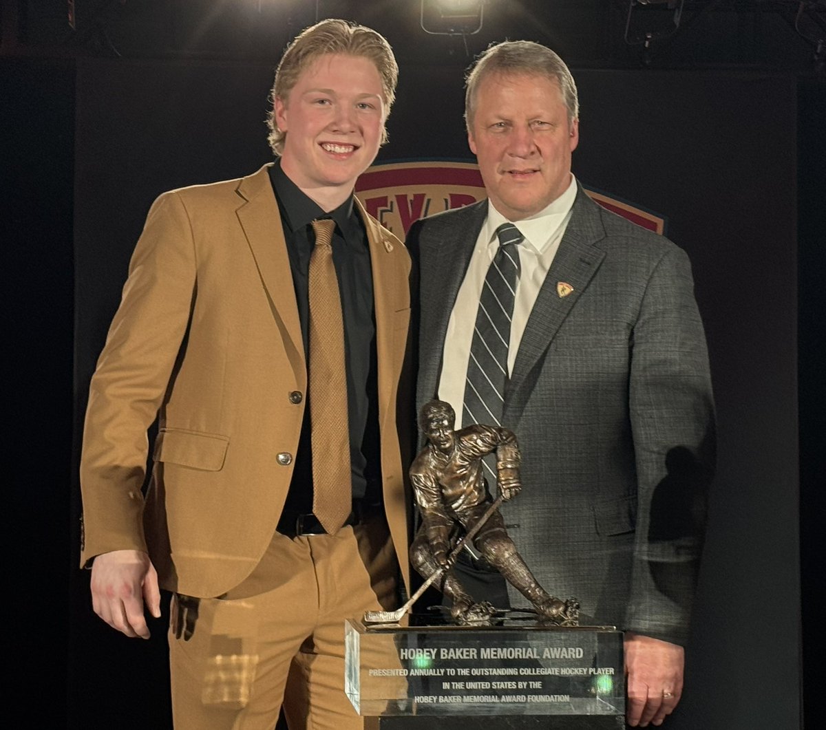 CollegePucksC2C's tweet image. Congratulations on winning the @HobeyBakerAward @UMDMensHockey forward Max Plante! #Coach #ImmediateFamily #ExtendedFamily @NCAAIceHockey @TheNCHC @CollegeHockeyW @collegehockey