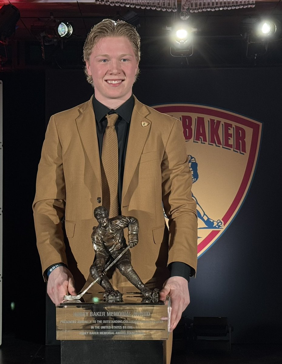 CollegePucksC2C's tweet image. Congratulations on winning the @HobeyBakerAward @UMDMensHockey forward Max Plante! #Coach #ImmediateFamily #ExtendedFamily @NCAAIceHockey @TheNCHC @CollegeHockeyW @collegehockey