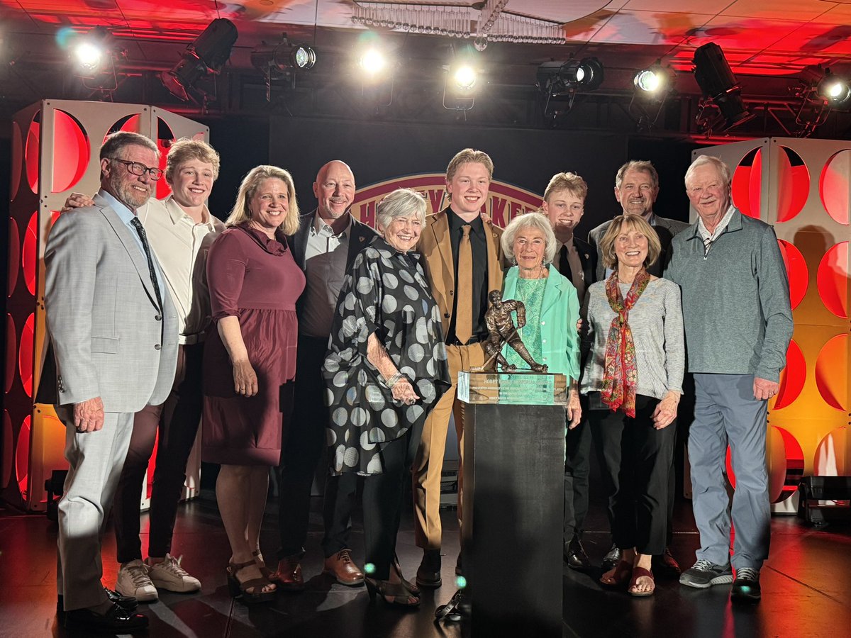 CollegePucksC2C's tweet image. Congratulations on winning the @HobeyBakerAward @UMDMensHockey forward Max Plante! #Coach #ImmediateFamily #ExtendedFamily @NCAAIceHockey @TheNCHC @CollegeHockeyW @collegehockey