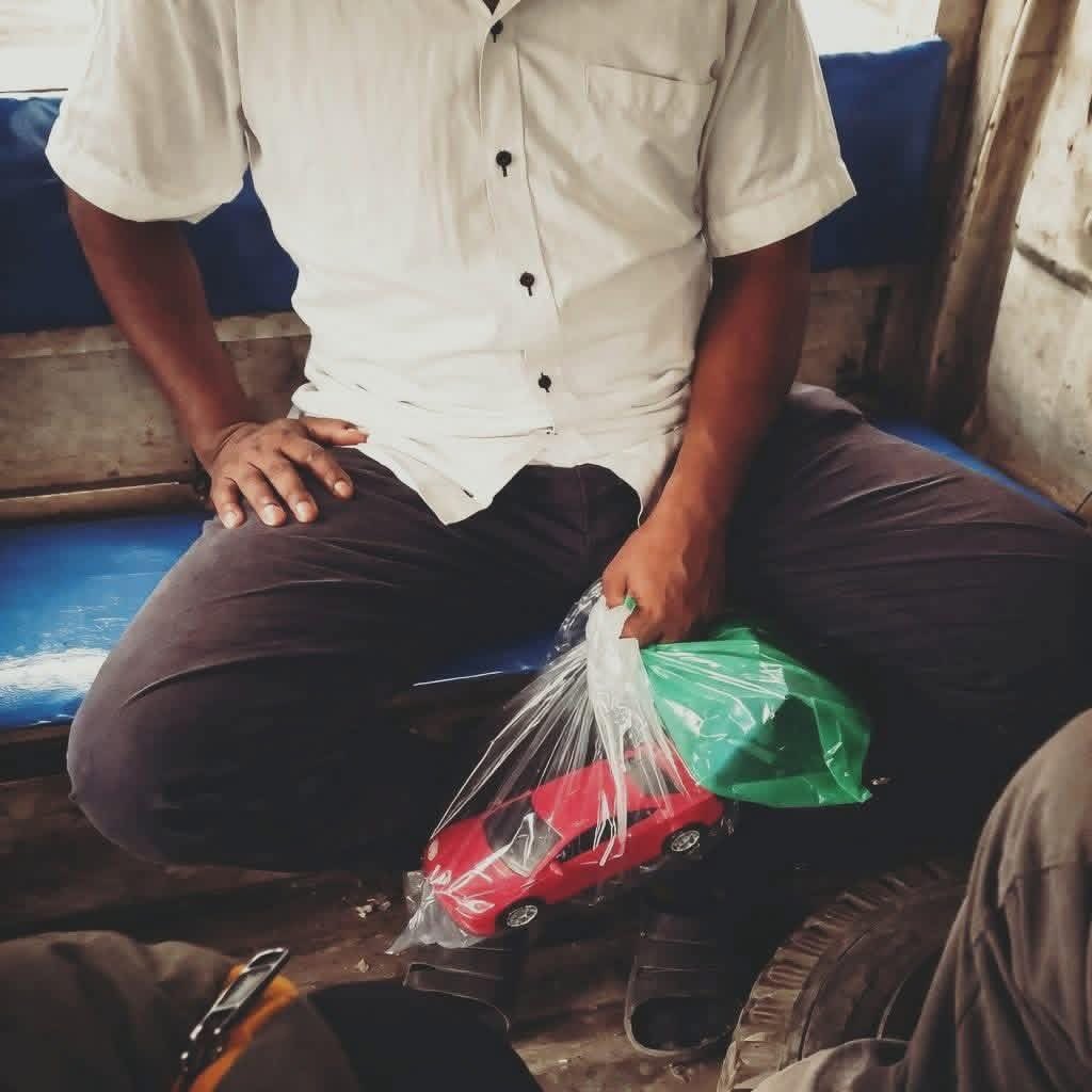 MatrixMhmn's tweet photo. A simple father, carrying happiness in a bag. https://t.co/KElUvJ2pg0