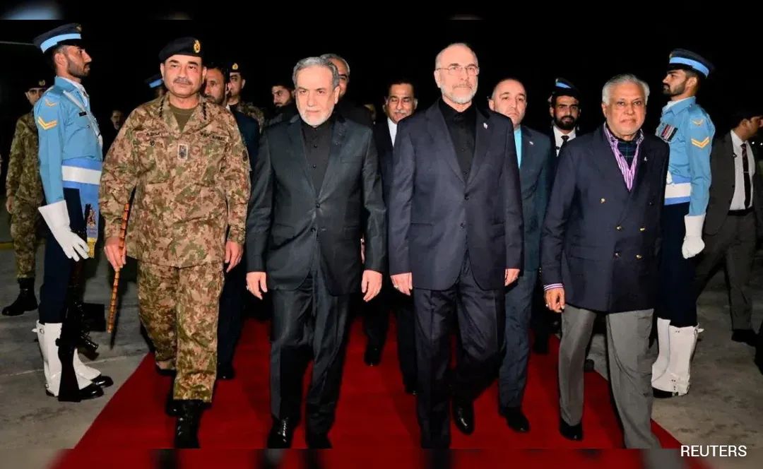 H_nisar786's tweet image. #عجب!
د دواړو لوریو د پلاویو له ورتګ په خپرو شویو عکسونو کې لیدل کېږي چې د پاکستان د ظالم او اجیر پوځ مشر عاصم منیر له ایراني پلاوي په #پوځي لباس او امریکايي پلاوي په #رسمي لباس کې هرکلی کړی دی
هههه وایې یوي ډلي ته یې پخي هم درولي وې.
چې دې ډول کړني به یې هدف څه وې؟