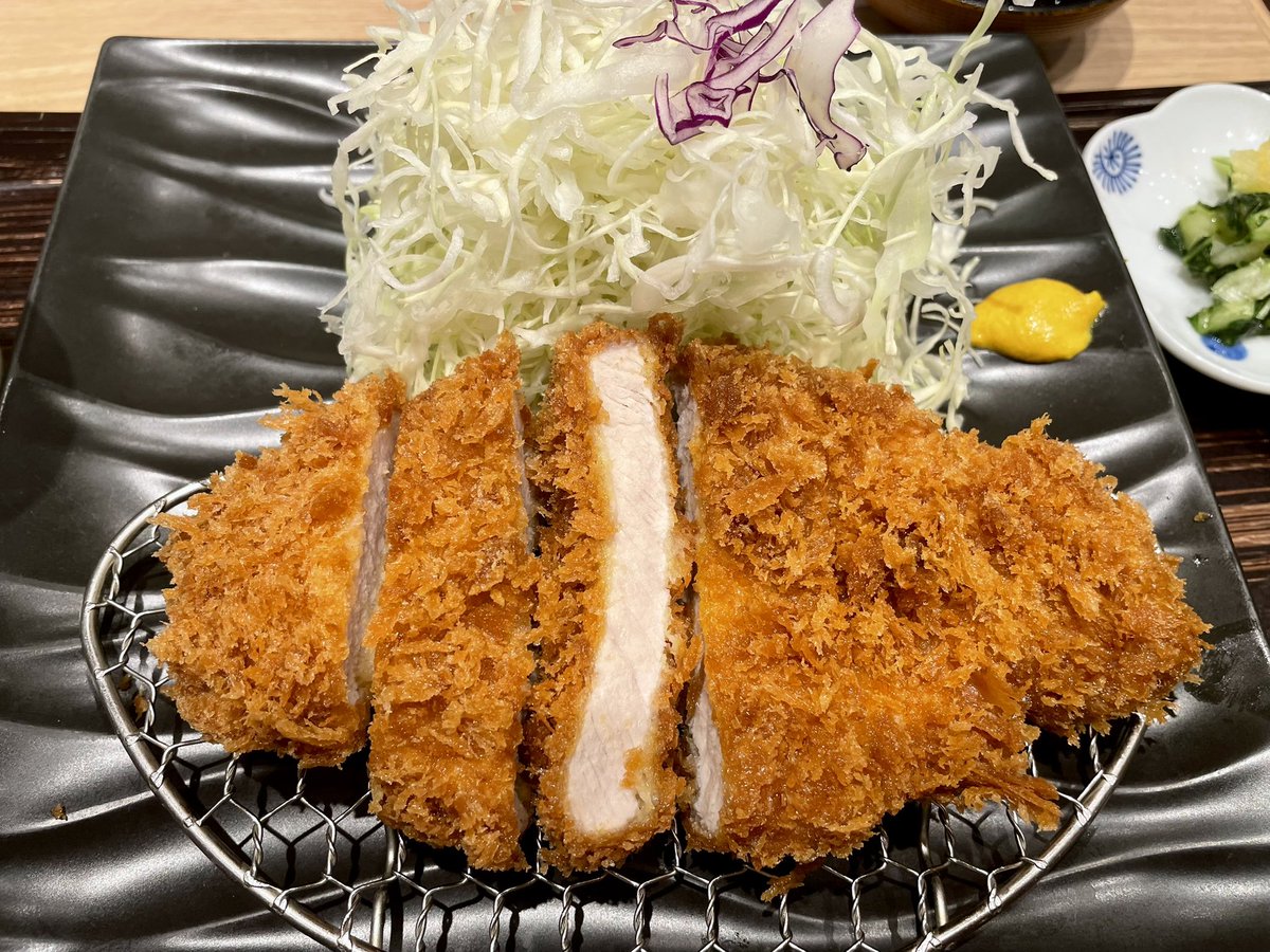 soelu10's tweet photo. 昼飯はとんかつ和幸にした
とんかつもうまいんだけど
柚子ドレッシングで食べるキャベツが
うめ〜
うますぎてお代わりした！ https://t.co/KZj7aklu5S