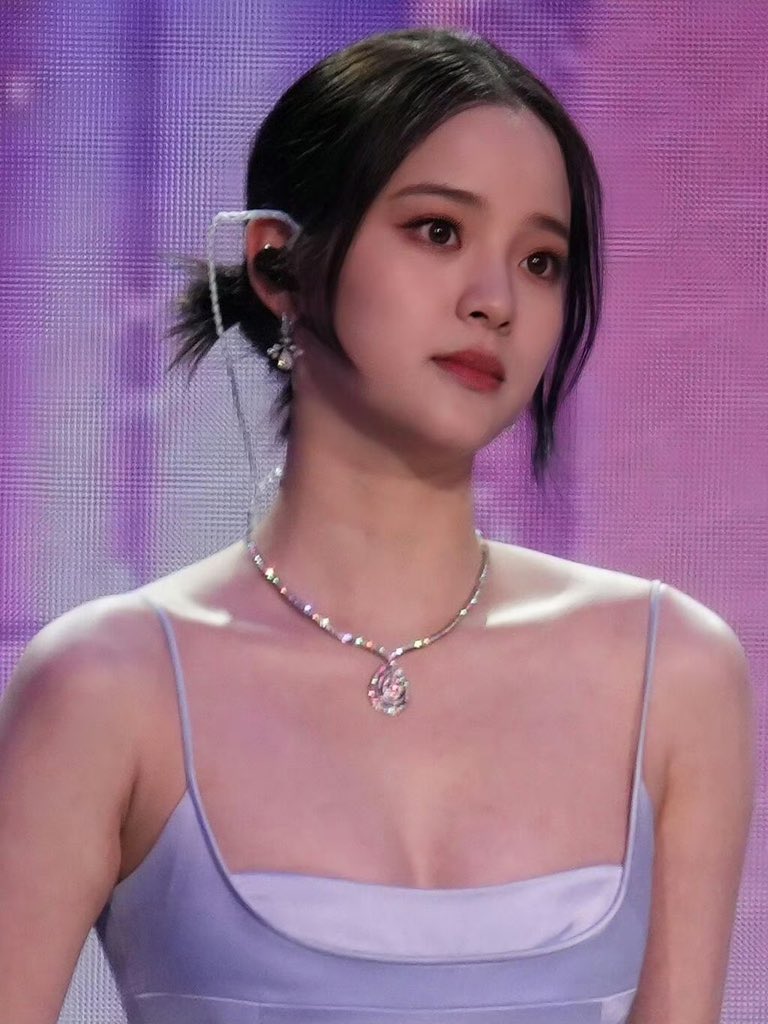 欧阳娜娜肉肉的身材太适合穿吊带裙了 https://t.co/XrXcGI2HWf