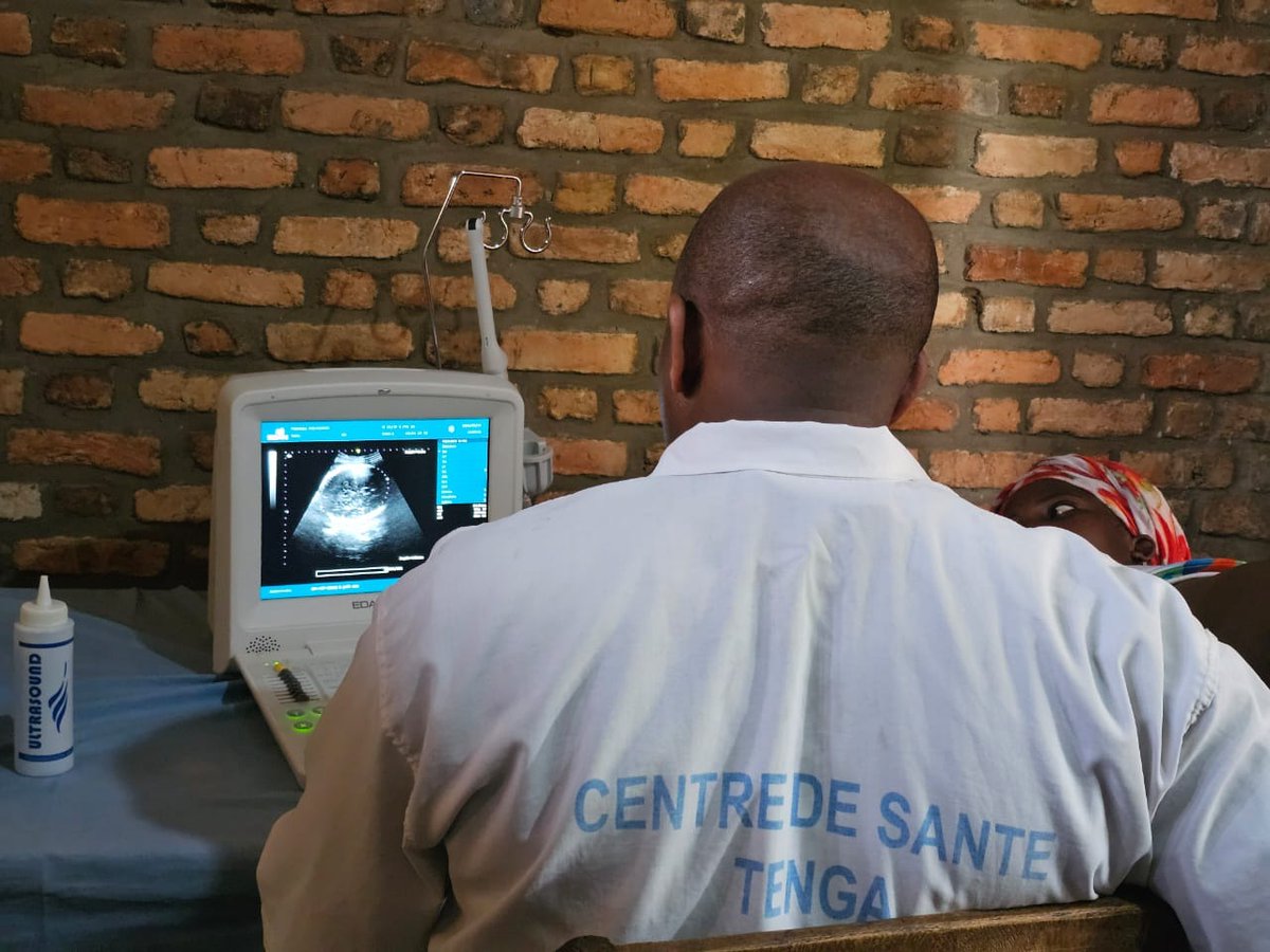 MagazineJimbere's tweet photo. 👱🏿‍♂️ Le mois de mars, dédié aux droits de la femme, a été marqué par un engagement fort pour la dignité et la santé maternelle. Les 14 et 29 mars derniers, les localités de Tenga et Buterere ont bénéficié d'une mobilisation exemplaire, fruit d'une collaboration précieuse entre action sociale et expertise médicale

🏛️ Le centre @IngiroActions Center, en partenariat avec Procrea Clinique, dirigée par le Docteur Innocent Ndayikunda, médecin Gynécologue-Obstétricien a déployé pour la 4eme fois le programme « Afya ya mama ». Cette mission de santé publique a été réalisée en étroite collaboration avec la paroisse Kivoga-Tenga et la paroisse Saint Jean-Paul II de Buterere

🩺 Une prise en charge spécialisée pour les futures mamans. Grâce à cette union de compétences, 43 futures mamans ont bénéficié d'un accompagnement expert et humain. Le programme s'est concentré sur un suivi médical de qualité :

•Examens de pointe : Chaque femme a pu bénéficier d'une échographie gratuite réalisée par un expert, permettant un suivi rigoureux du développement fœtal et de la santé de la mère

•Éducation à la santé : Au-delà des examens cliniques, des sessions de conseils vitaux sur la santé reproductive ont été dispensées, offrant aux mères les clés pour une grossesse sereine et sécurisée

#Burundi #Jimbere