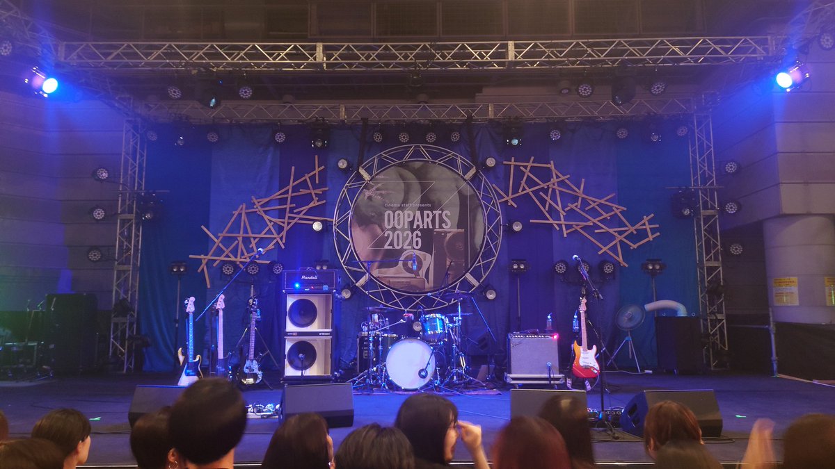 AOTKUBOKAWA's tweet image. #wod
SAKANAMONに“オーラが怖い後輩”と言われてしまったw.o.d.。怖くはないが確かに彼ら自身と音楽が持つオーラには見る人全員が怯む威圧感がある。強いグルーヴとサウンドで盛大に踊らせ、今日一の自由な空間を齎した。温かい靴下、是非w.o.d.でグッズ化してください。

次、アルカラ。
#OOPARTS2026