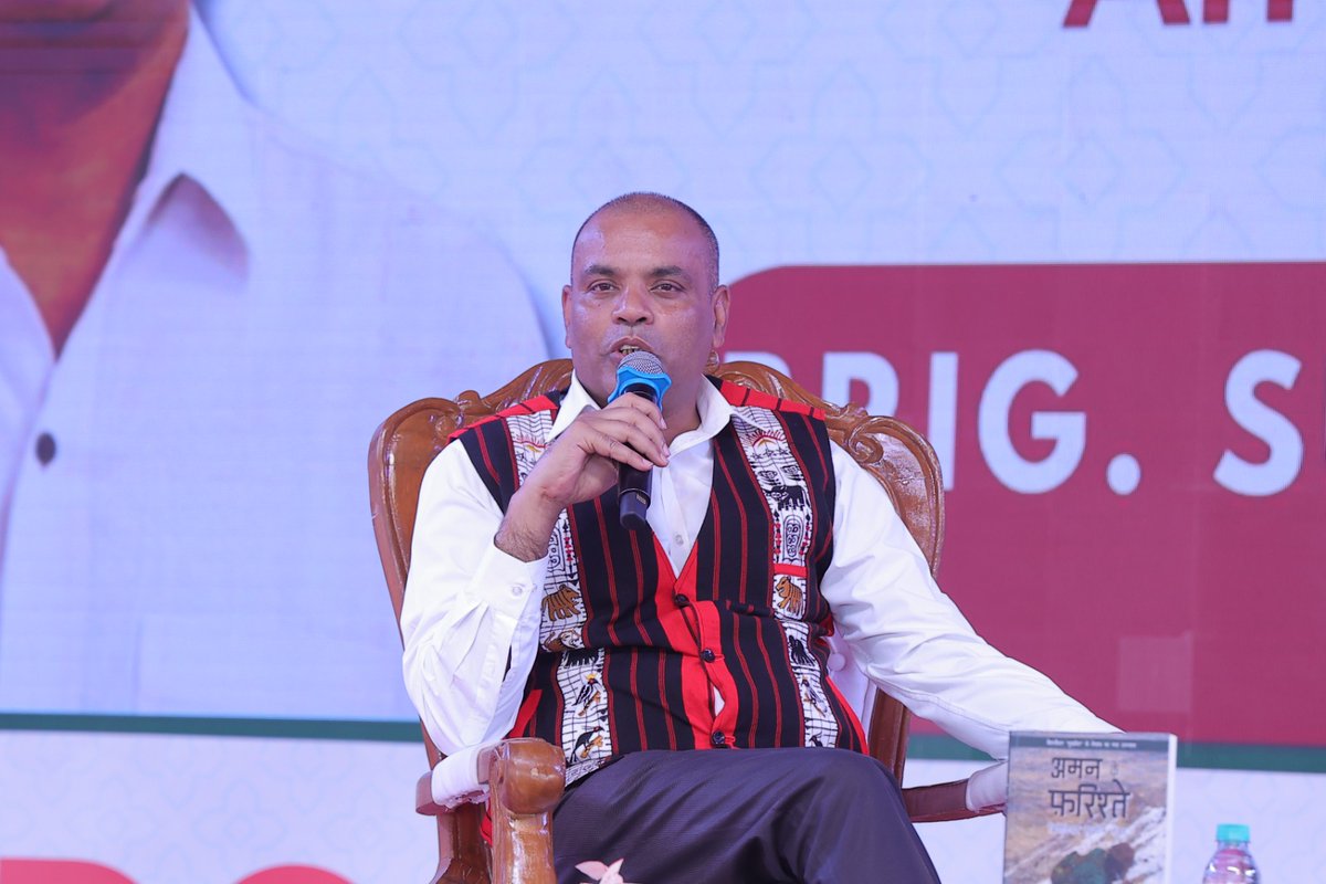 nbt_india's tweet photo. दून बुक फेस्टिवल में एक विशेष संवाद सत्र के दौरान कर्नल अजय रैना ने ब्रिगेडियर सुशील तनवर से उनकी पुस्तक “अमन के फरिश्ते” पर चर्चा की। यह पुस्तक जम्मू-कश्मीर में आतंकवाद और सुरक्षाबलों के संघर्ष पर आधारित है।  ‘मुखबिर’ उनकी पहली किताब थी जो कश्मीर की पृष्ठभूमि पर लिखी गई है। ‘अमन के फ़रिश्ते’ ब्रिगेडियर तंवर की दूसरी किताब है। बातचीत के दौरान उन्होंने बताया, ‘इस पुस्तक की मुख्य विशेष वस्तु जम्मू-कश्मीर में आतंकवाद से मुकाबला और खुफिया जानकारी का महत्व है।’ यह एक रोमांचक सैन्य उपन्यास है, जिसमें सेना के जवान आशीष और अब्दुल हमीद की कहानी है।