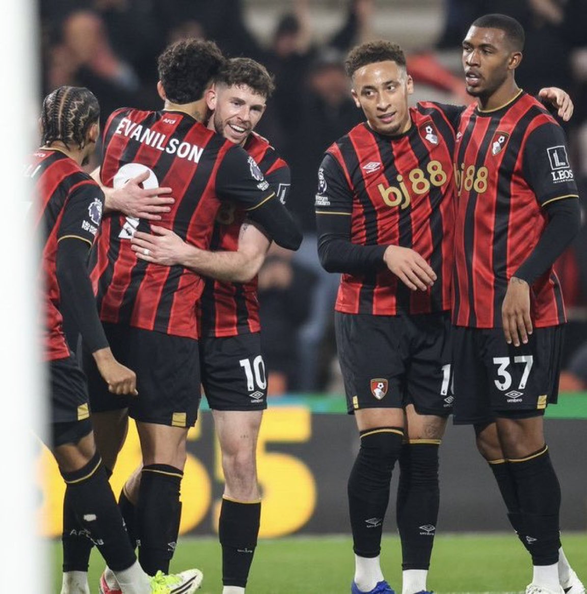 DDonmalio's tweet image. Bournemouth loading… Arsenal coping…
Emirates about to be quiet  #Bournemouth #Arsenal"