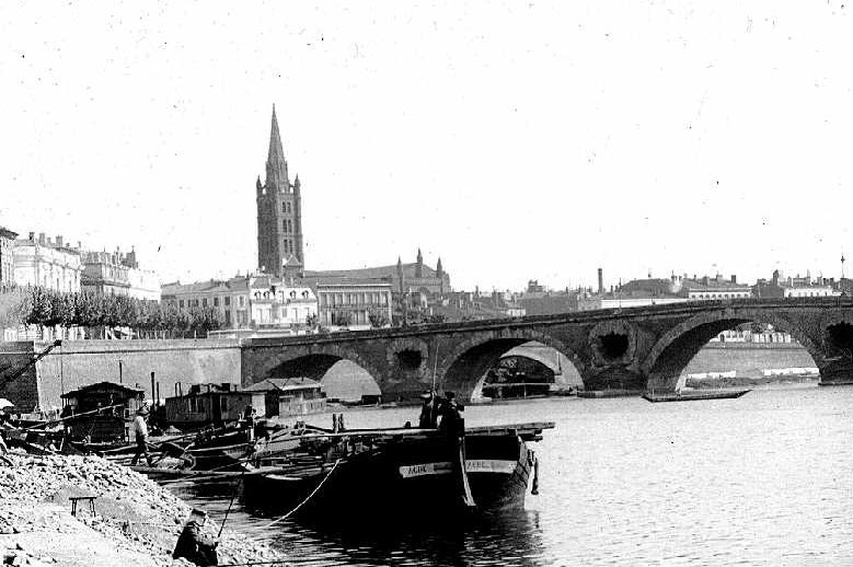 jlmoudenc's tweet photo. Il y a 100 ans, le clocher de la Dalbade s’effondrait, marquant durablement l’histoire et la mémoire toulousaines.

Un siècle plus tard, cet événement nous rappelle que notre patrimoine n’est jamais acquis. Il exige attention, entretien et engagement dans la durée.

Préserver ces lieux, ce n’est pas seulement honorer le passé. C’est faire vivre ce qui nous rassemble, transmettre une histoire commune et affirmer ce que nous voulons léguer.

Faire de la préservation du patrimoine une priorité, c’est faire un choix politique pour aujourd’hui et pour demain.