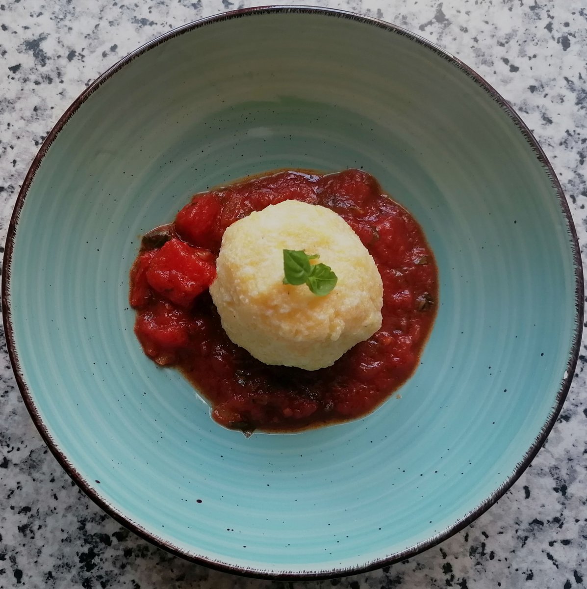 MikeKocht's tweet photo. #Knödel (#Klöße) wieder einmal aus #Grieß und #Topfen (#Quark)
#Parmesan gibt ordentlich Aroma
Serviert auf fruchtigem Ragout von #Paradeisern (#Tomaten)
Schmeckt auch ohne Fleisch sehr intensiv
https://t.co/6ZkwnQcJ6z https://t.co/LBhcKAD78C