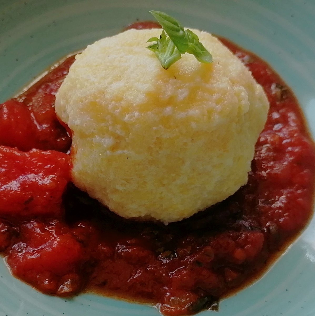 MikeKocht's tweet photo. #Knödel (#Klöße) wieder einmal aus #Grieß und #Topfen (#Quark)
#Parmesan gibt ordentlich Aroma
Serviert auf fruchtigem Ragout von #Paradeisern (#Tomaten)
Schmeckt auch ohne Fleisch sehr intensiv
https://t.co/6ZkwnQcJ6z https://t.co/LBhcKAD78C