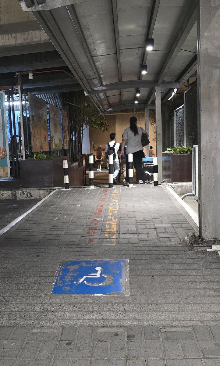 Mejo may sayad ang gumawa nito. Is this part of Ayala land's redevelopment of their malls? Bollards blocking PWD access Between trinoma and Vertis North. 🤔