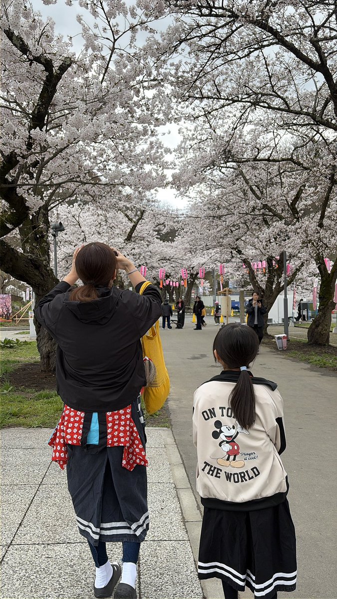 yati_o2's tweet photo. 【展勝地4／11記録】
本日はあいにくの雨で、着替え終わりに
中止と伝えられましたが、関係者の皆様のお力添えにより、急遽テントの中で、芸能公演のオープニングを努めさせて頂きました。
寒い中ご観覧くださった皆様も
ありがとうございました！
#展勝地
 #鬼剣舞
 #谷地鬼剣舞
  #桜まつり
 #北上 https://t.co/ci4Tj66Xh1