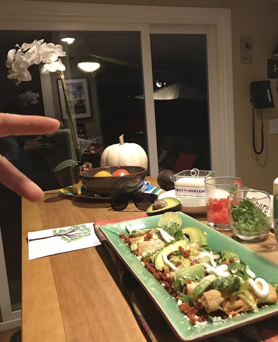 SantosJlorenzo's tweet image. Homemade Tacos Dorados With Chorizo.
🏡 🌮🥑🍅 🌿🧅🌶️🧀 

#Time2Eat 🍽️ 
#DinnerTime 😋