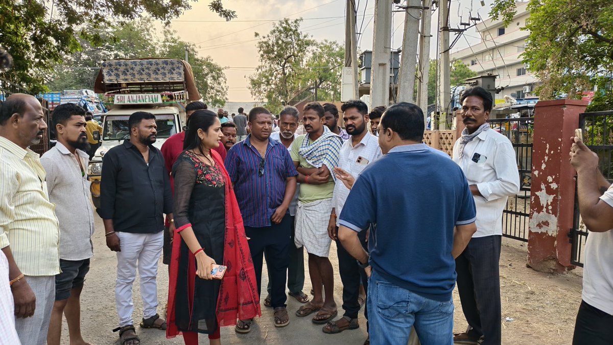 ballapallavitdp's tweet photo. రైతుల సమస్యలను తెలుసుకోవడం, వాటికి పరిష్కారాలు చూపడం, వారి అభివృద్ధికి కృషి చేయడం నా బాధ్యత. మార్కెట్ యార్డ్‌ను సందర్శించి రైతులతో మరియు వ్యాపారస్తులతో మాట్లాడడం జరిగింది🌾
#farmers #problems #first #marketyard #tdp https://t.co/NV1InN5A4H