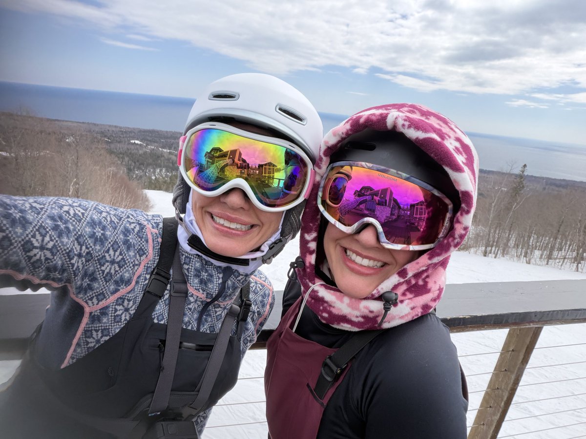 Liberty53000_'s tweet photo. Fri-yay, ski day! #chasingpowder #lutsenmountains #northshore ❄️⛷️ https://t.co/CbPG695CJ2