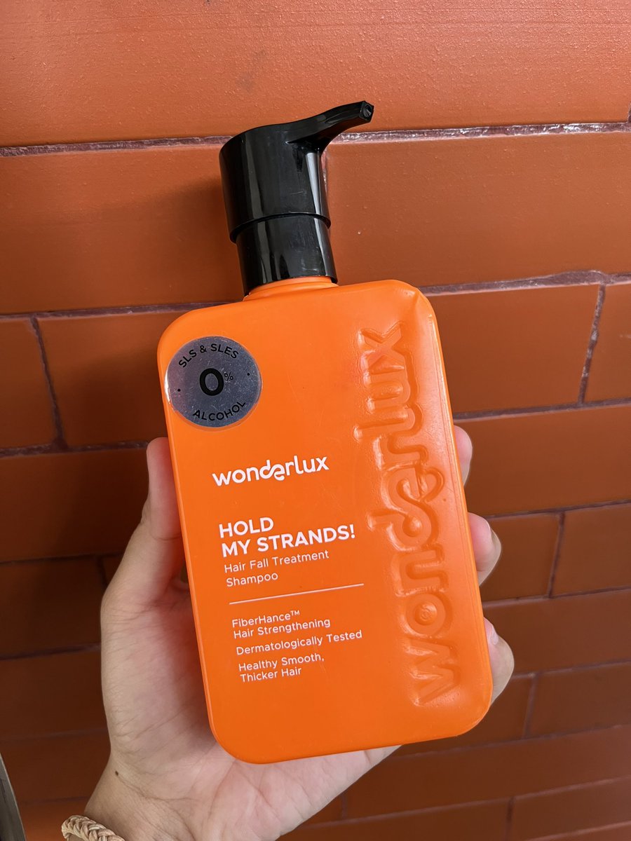 WANGI BGT SUKAKKK🫶🏼

Pokoknya klo rambut udh mulai kering parah sampe kusut trs jdi gampang rontok.. this one is gonna be my savior!! No sls &amp; alcohol bener2 gentle formulanya✨

Rambut wangi + halusss jdi gampang disisir, no more rambut rontok!!