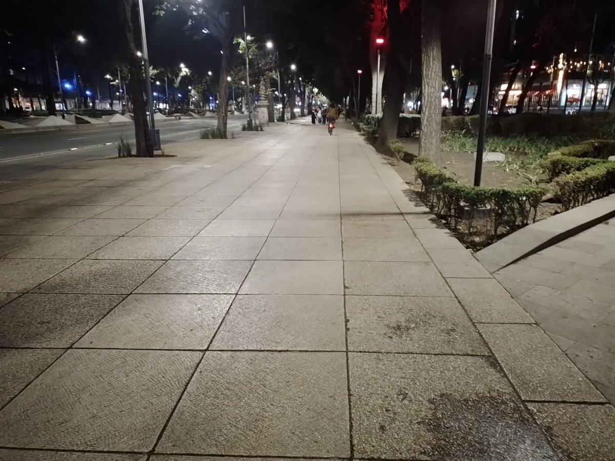 SeGobCDMX's tweet photo. Personal de la @SPAOVP_CDMX mantiene recorridos permanentes en Av. Paseo de la Reforma, con el objetivo de inhibir el comercio en vía pública y garantizar espacios ordenados en beneficio de la ciudadanía.

Estas acciones forman parte de una estrategia constante de supervisión, por lo que no se dejará de monitorear la zona para preservar el orden y el uso adecuado del espacio público.