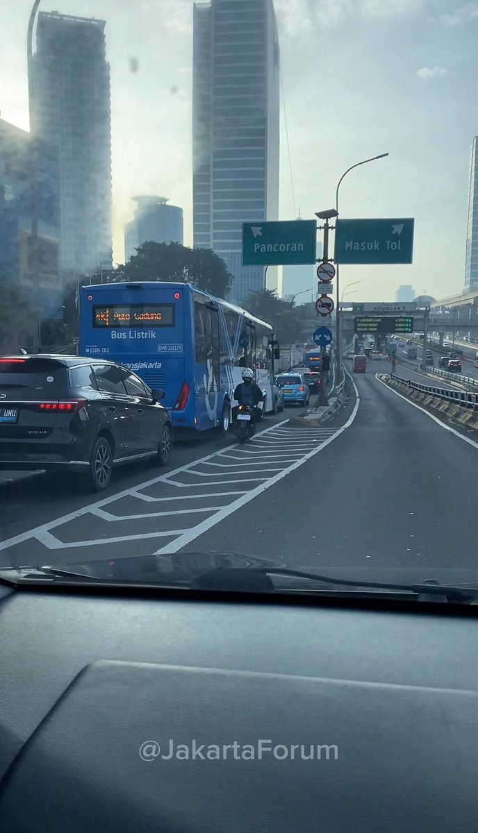 JakartaForum's tweet image. Lampu Merah Kuningan dan Jl. Kapten Tendean. 

Petugas lagi evakuasi. Buat yang lewat Gatot Subroto pagi ini, hati-hati dan mending siapin jalur alternatif. 

Yang lagi di sekitar situ, update kondisi macetnya sekarang di komentar ya. Gimana keadaannya?

#JakartaForum #jakarta