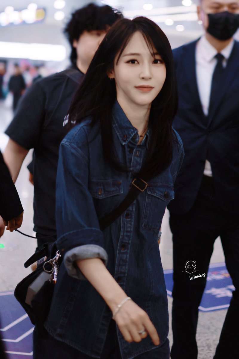 Winnie_Zzzz_'s tweet photo. 260411 PVG 입국

📷초점...😡

#MAMAMOO #MoonByul 
#마마무  #문별 #文星伊 https://t.co/s2zSOGUukL