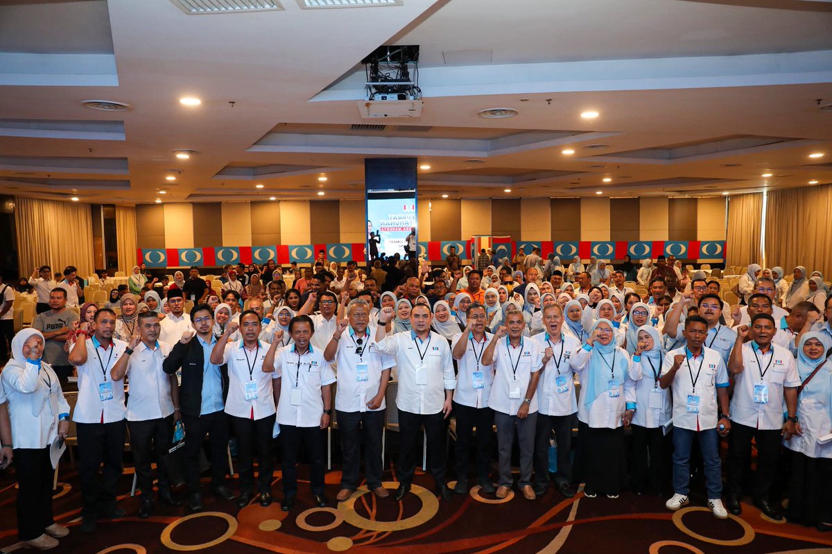 farhanfauzi_my's tweet photo. Menyempurnakan Mesyuarat Agung Tahunan Cabang (MATC) Indera Mahkota bagi tahun 2026 di Hotel Sri Manja bersama keluarga besar anggota cabang Indera Mahkota semalam.

Dalam ucaptama, saya singgung mengenai keperluan kesiapsiagaan anggota cabang dalam menghadapi pilihanraya umum akan datang. @KEADILAN pernah menjadi pilihan pengundi Indera Mahkota dalam tiga siri pilihanraya umum sebelum ini. 

Saya percaya melalui gerak kerja yang tersusun, khidmat kepada rakyat dan menguasai lingkungan media sosial, KEADILAN boleh kembali menjadi pilihan pengundi di Indera Mahkota.

Saya juga tegaskan bahawa anggota parti perlu bersatu dan menolak anasir jahat yang ingin memecahbelahkan KEADILAN.

KEADILAN kini sudah memasuki usia ke-27 tahun pada 4 April lalu dan saya percaya akan terus menjadi wadah pilihan rakyat berdasarkan prinsip memperjuangkan keadilan untuk rakyat semua.

#MalaysiaMADANI
#MADANIBekerja
#YakinMADANI
#KEADILAN
#InderaMahkota