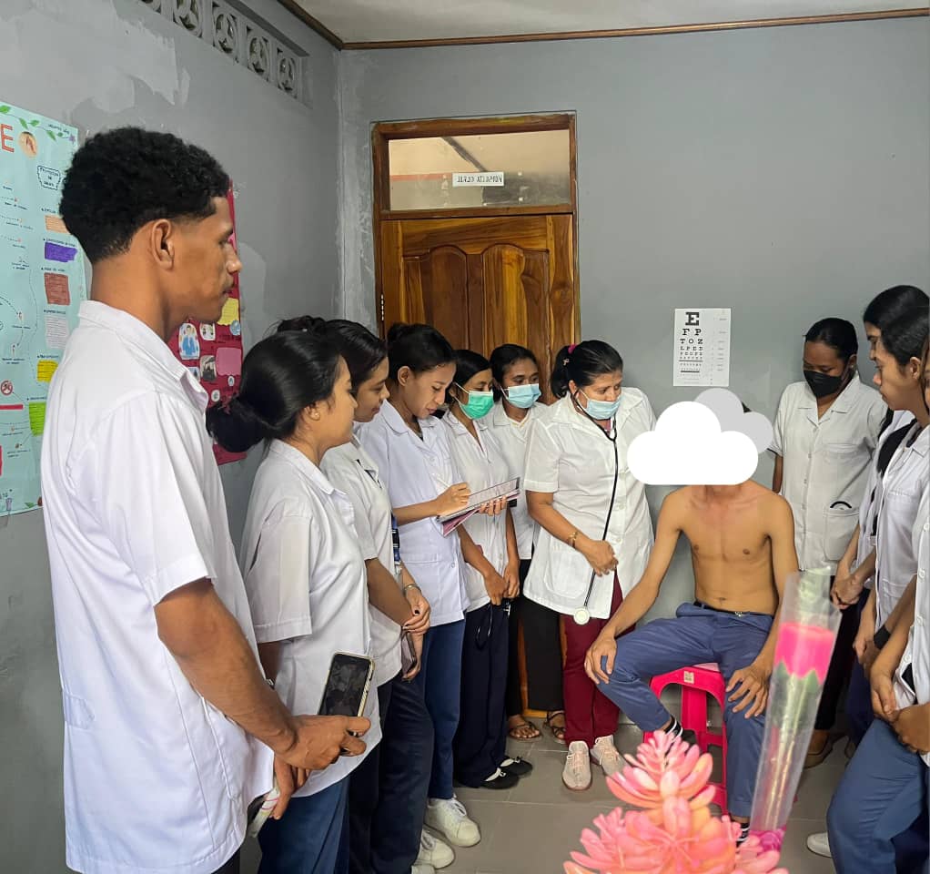 Cumplir con la responsabilidad del estado de salud de la población es prioridad de la Dra Maria C Salazar EspMGI de la Brigada #APDili de la #BMCTL 🇨🇺🇹🇱 quien a su vez instruye a estudiantes de medicina #ESM en el Puesto de Salud Beto .
#CubaCoopera