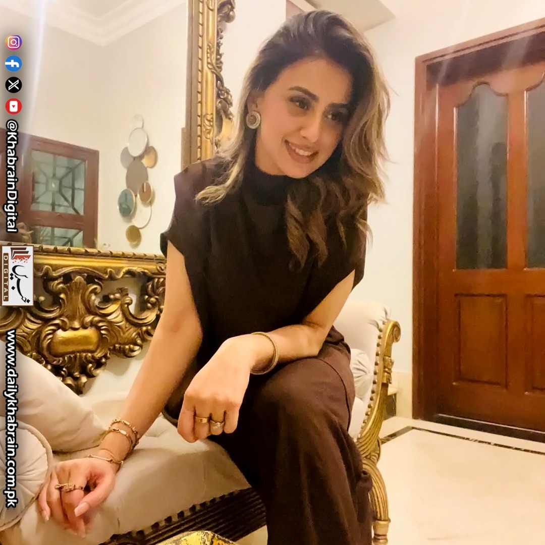 daily_khabrain's tweet image. Madeha Naqvi 

#MadehaNaqvi #PakistaniFashion #MediaStyle #ElegantLooks #ChicStyle #DesiGlam #FashionInspiration #OOTDPakistan #StyleGoals #ClassicElegance #ModernDesi #TVHostStyle #GracefulLook #StyleIcon #MinimalChic #TrendyLooks #EthnicWear #WesternFusion